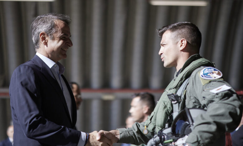 Κυριάκος-Μητσοτάκης:-Ο-πρωθυπουργός-συνάντησε-τους-πιλότους-των-ελληνικών-f-16-στην-Κύπρο