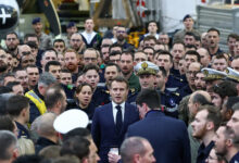 Ο-Εμανουέλ-Μακρόν-τραγούδησε-με-ναύτες-τον-Εθνικό-Ύμνο-της-Γαλλίας-πάνω-στο-αεροπλανοφόρο-«Σαρλ-Ντε-Γκωλ»