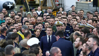 Ο-Εμανουέλ-Μακρόν-τραγούδησε-με-ναύτες-τον-Εθνικό-Ύμνο-της-Γαλλίας-πάνω-στο-αεροπλανοφόρο-«Σαρλ-Ντε-Γκωλ»