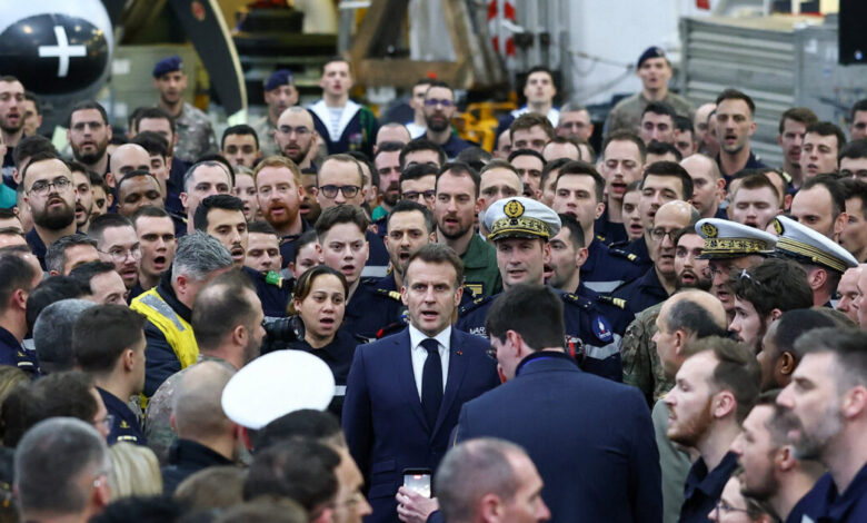 Ο-Εμανουέλ-Μακρόν-τραγούδησε-με-ναύτες-τον-Εθνικό-Ύμνο-της-Γαλλίας-πάνω-στο-αεροπλανοφόρο-«Σαρλ-Ντε-Γκωλ»
