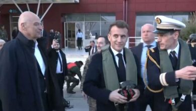 Ο-Εμανουέλ-Μακρόν-έφτασε-στη-Σούδα-–-Τον-υποδέχθηκε-ο-Νίκος-Δένδιας,-με-ελικόπτερο-μεταβαίνει-στο-γαλλικό-αεροπλανοφόρο-«Σαρλ-Ντε-Γκωλ»