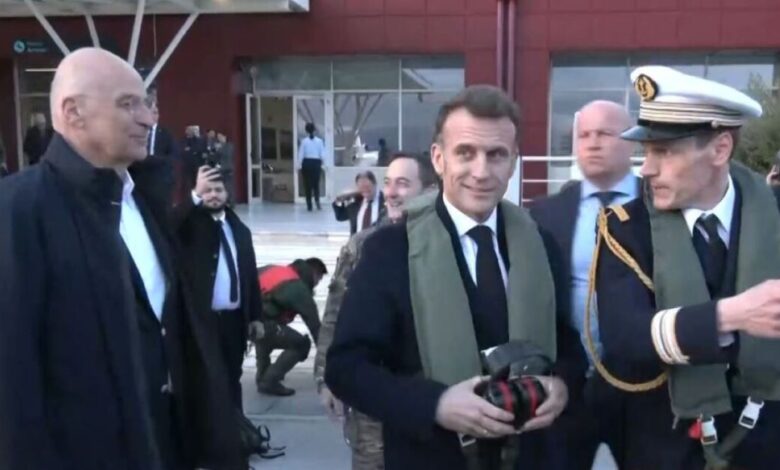 Ο-Εμανουέλ-Μακρόν-έφτασε-στη-Σούδα-–-Τον-υποδέχθηκε-ο-Νίκος-Δένδιας,-με-ελικόπτερο-μεταβαίνει-στο-γαλλικό-αεροπλανοφόρο-«Σαρλ-Ντε-Γκωλ»
