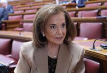 Ντόρα-Μπακογιάννη-κατά-Αλέξη-Τσίπρα:-Ξέφυγε,-το-rebranding-έγινε-η-καρδάρα-με-το-γάλα-που-την-έχυσε