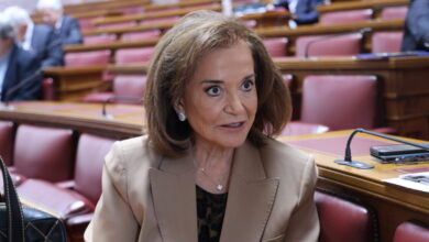 Ντόρα-Μπακογιάννη-κατά-Αλέξη-Τσίπρα:-Ξέφυγε,-το-rebranding-έγινε-η-καρδάρα-με-το-γάλα-που-την-έχυσε