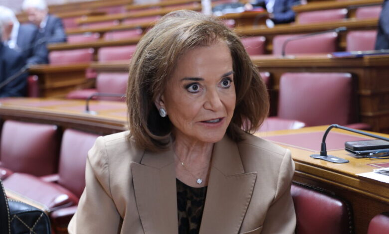 Ντόρα-Μπακογιάννη-κατά-Αλέξη-Τσίπρα:-Ξέφυγε,-το-rebranding-έγινε-η-καρδάρα-με-το-γάλα-που-την-έχυσε