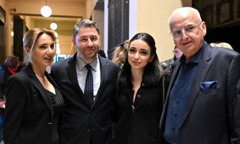 Νίκος-Ανδρουλάκης:-Στο-θέατρο-«Παλλάς»-ο-πρόεδρος-του-ΠΑΣΟΚ,-παρακολούθησε-την-παράσταση-για-τον-Αντώνη-Καλογιάννη