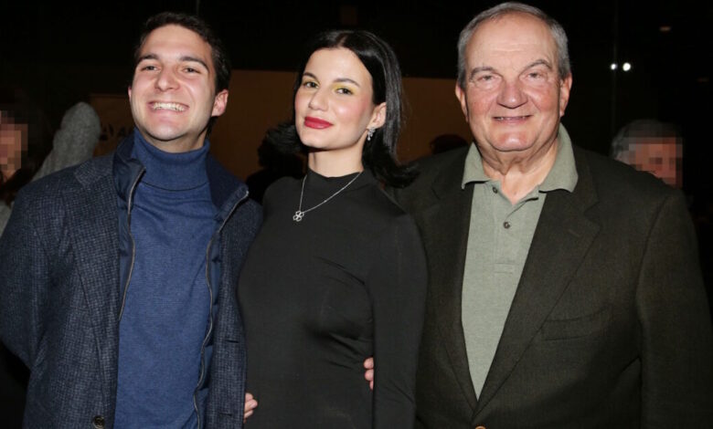 Ο-Κώστας-Καραμανλής-στο-πλευρό-της-κόρης-του,-Αλίκης-Καραμανλή,-στην-θεατρική-παράσταση-που-παίζει