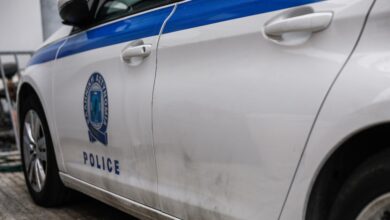 Πειραιάς:-20χρονος-χωρίς-δίπλωμα-παρέσυρε-γυναίκα-και-χτύπησε-αυτοκίνητα,-μια-μηχανή-και-ένα-μαγαζί