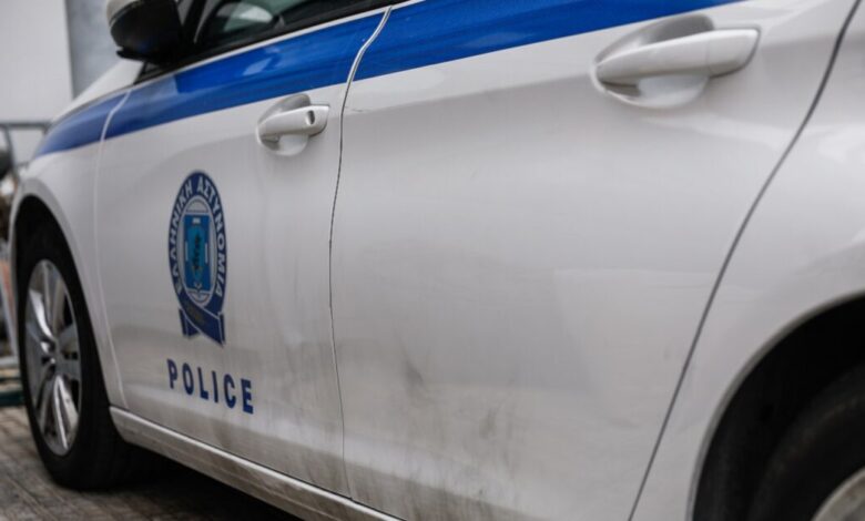 Πειραιάς:-20χρονος-χωρίς-δίπλωμα-παρέσυρε-γυναίκα-και-χτύπησε-αυτοκίνητα,-μια-μηχανή-και-ένα-μαγαζί