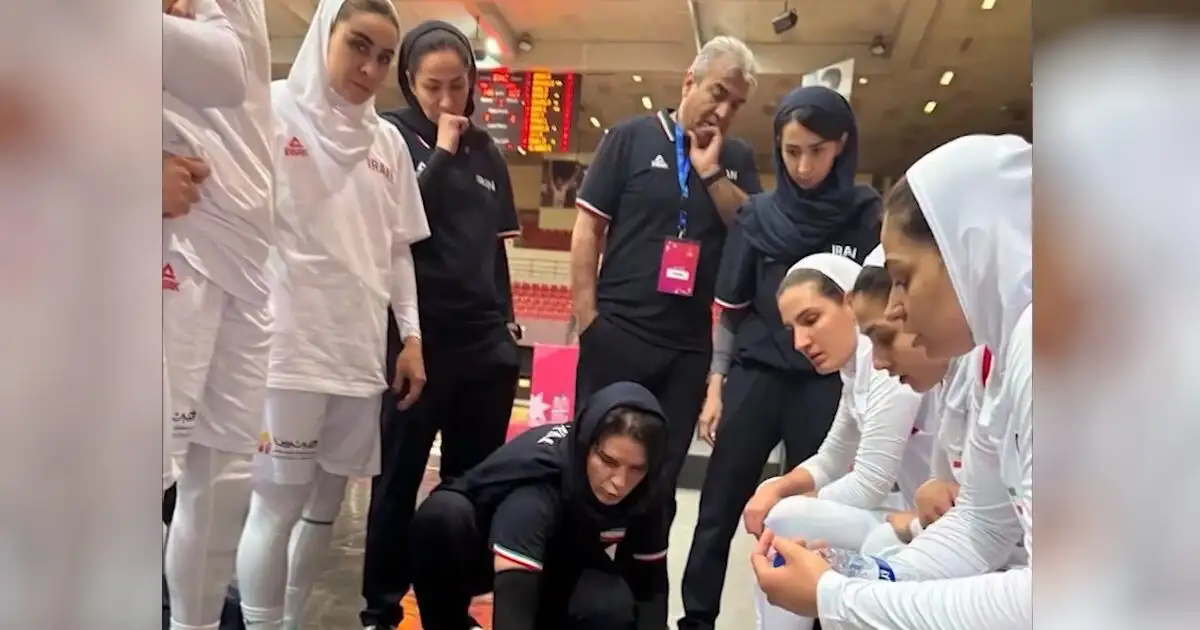 Συγκλονίζει-η-Ελληνίδα-προπονήτρια-Ελένη-Καπογιάννη-για-την-διαμονή-της-στο-Ιράν:-«Η-εθνική-μπάσκετ-γυναικών-δεν-βγάζει-ποτέ-το-χιτζάμπ»