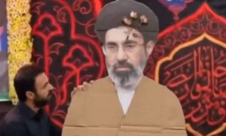 Μοτζτάμπα-Χαμενεΐ:-Με-χάρτινο-ομοίωμα-εμφανίστηκε-στην-Τεχεράνη-–-Τραυματίστηκε-την-πρώτη-ημέρα-του-πολέμου-στο-Ιράν,-γράφουν-οι-nyt