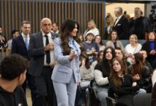 Η-Κίμπερλι-Γκιλφόιλ-στο-Μητροπολιτικό-Κολλέγιο:-«Μαζί-ανεβάζουμε-τις-σχέσεις-ΗΠΑ-και-Ελλάδας-σε-νέα-ύψη»