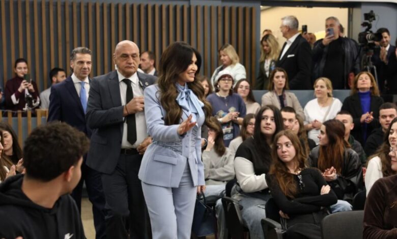 Η-Κίμπερλι-Γκιλφόιλ-στο-Μητροπολιτικό-Κολλέγιο:-«Μαζί-ανεβάζουμε-τις-σχέσεις-ΗΠΑ-και-Ελλάδας-σε-νέα-ύψη»