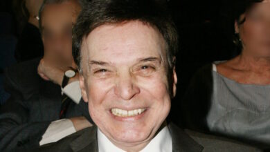 Γιώργος-Μαρίνος:-Ο-καλλιτεχνικός-χώρος-αποχαιρετά-τον-μεγαλύτερο-Έλληνα-σόουμαν-–-«Κορυφαίος,-αυθεντικός,-χαρισματικός»