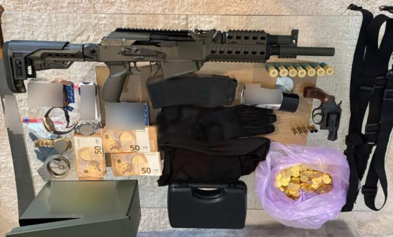 Λάρισα:-Πρώην-βουλευτής-λέει-ότι-ο-πατέρας-της-έπεσε-θύμα-της-σπείρας-Ρομά-με-τις-«χρυσές-λίρες»,-«εξαγοράζουν-τις-ψήφους-μας»