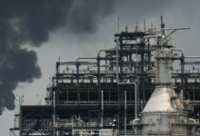 Νέο-άλμα-στα-100-δολάρια-σημειώνει-το-πετρέλαιο-μετά-τα-χτυπήματα-σε-δεξαμενόπλοια-στoν-Περσικό-Κόλπο