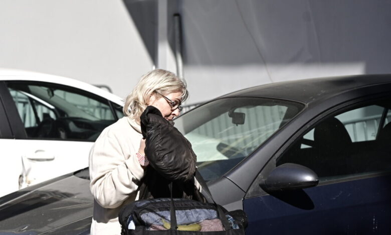 Η-Ελένη-Ζαρούλια-παραδόθηκε-στο-ΑΤ-Πεύκης-και-οδηγείται-στη-φυλακή