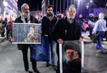 Ο-Παναγιώτης-Λαφαζάνης-στη-διαδήλωση-για-το-Ιράν-στο-κέντρο-της-Αθήνας-με-φωτογραφία-του-Αγιατολάχ-Χαμενεΐ