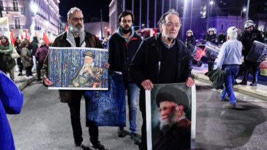 Ο-Παναγιώτης-Λαφαζάνης-στη-διαδήλωση-για-το-Ιράν-στο-κέντρο-της-Αθήνας-με-φωτογραφία-του-Αγιατολάχ-Χαμενεΐ