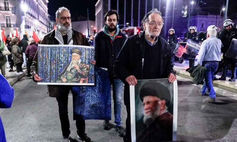 Ο-Παναγιώτης-Λαφαζάνης-στη-διαδήλωση-για-το-Ιράν-στο-κέντρο-της-Αθήνας-με-φωτογραφία-του-Αγιατολάχ-Χαμενεΐ