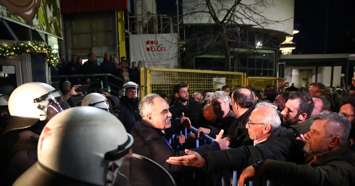 Αγρότες:-Ένταση-έξω-από-την-έκθεση-agrotica-–-Προσπάθησαν-να-εισβάλλουν-στα-εγκαίνια,-δυνάμεις-των-ΜΑΤ-τους-απέτρεψαν