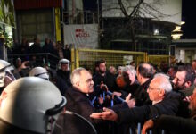 Αγρότες:-Ένταση-έξω-από-την-έκθεση-agrotica-–-Προσπάθησαν-να-εισβάλλουν-στα-εγκαίνια,-δυνάμεις-των-ΜΑΤ-τους-απέτρεψαν