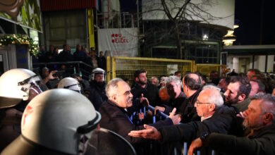 Αγρότες:-Ένταση-έξω-από-την-έκθεση-agrotica-–-Προσπάθησαν-να-εισβάλλουν-στα-εγκαίνια,-δυνάμεις-των-ΜΑΤ-τους-απέτρεψαν