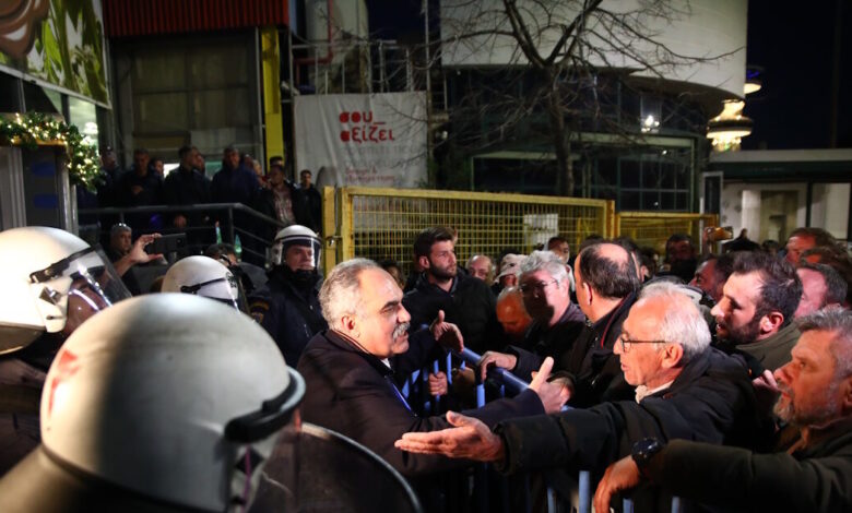 Αγρότες:-Ένταση-έξω-από-την-έκθεση-agrotica-–-Προσπάθησαν-να-εισβάλλουν-στα-εγκαίνια,-δυνάμεις-των-ΜΑΤ-τους-απέτρεψαν