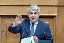 Ο-Οδυσσέας-Κωνσταντινόπουλος-παραδίδει-την-έδρα-του-μετά-τη-διαγραφή-του-από-το-ΠΑΣΟΚ