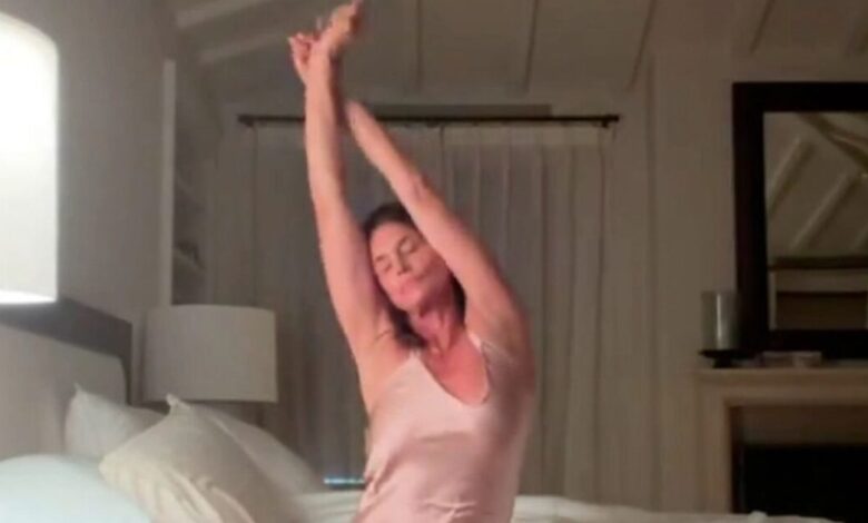 Σίντι-Κρόφορντ:-Δίχασε-το-viral-βίντεο-της-2,5-ωρών-πρωινής-ρουτίνας-της