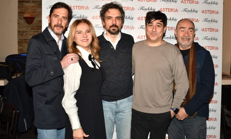 astoria:-Οι-συντελεστές-της-παράστασης-είπαν-τη-δική-τους-ιστορία-πριν-από-την-πρεμιέρα-στις-19-Μαρτίου-στο-Παλλάς