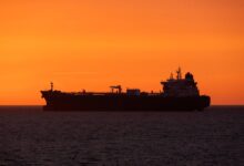 Οι-ΗΠΑ-επιτρέπουν-την-αγορά-ρωσικού-πετρελαίου,-καθώς-ο-πόλεμος-εκτοξεύει-την-τιμή