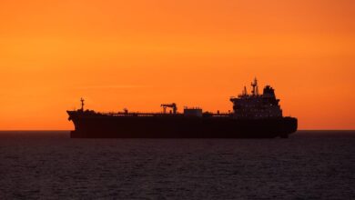 Οι-ΗΠΑ-επιτρέπουν-την-αγορά-ρωσικού-πετρελαίου,-καθώς-ο-πόλεμος-εκτοξεύει-την-τιμή