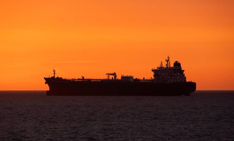 Οι-ΗΠΑ-επιτρέπουν-την-αγορά-ρωσικού-πετρελαίου,-καθώς-ο-πόλεμος-εκτοξεύει-την-τιμή