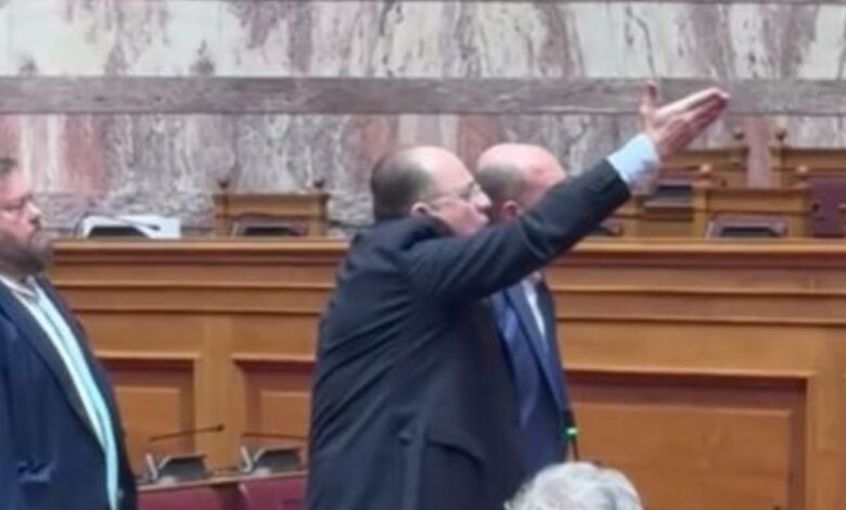 Η-Κωνσταντοπούλου-δημοσίευσε-βίντεο-από-τον-καυγά-στη-Βουλή-με-τους-Μαρκόπουλο-και-Λαζαρίδη:-«Με-λέει-γυμνοσάλιαγκα»,-«Τραμπούκοι»