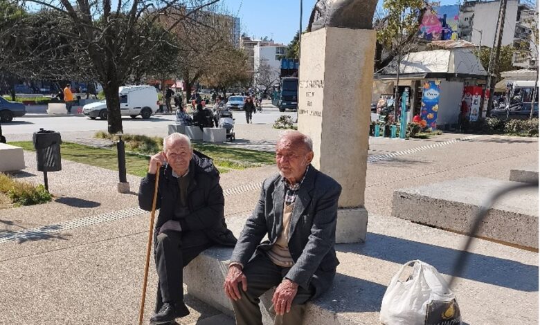 Κεντρική-πλατεία-Τρικάλων:-παγκάκια,-σκάλες-και-κήπος-στο-επίκεντρο