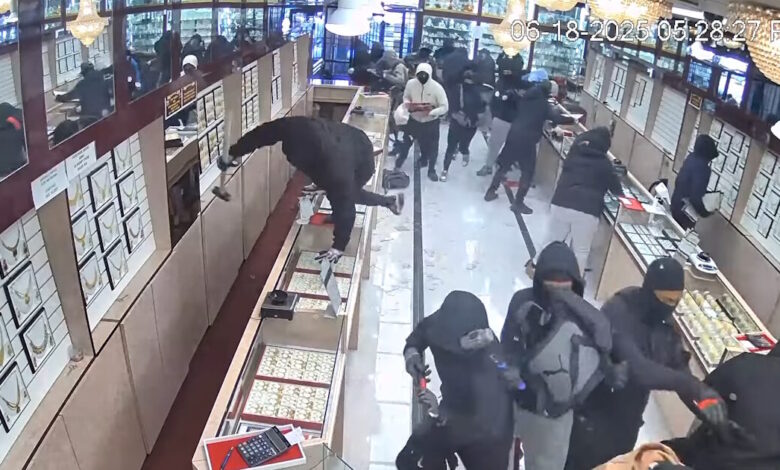 Απίστευτο-βίντεο-από-ληστεία-στις-ΗΠΑ:-Πάνω-από-20-κουκουλοφόροι-«μπούκαραν»-σε-κοσμηματοπωλείο-και-το-έκαναν-«γυαλιά-καρφιά»