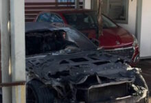 Πάτρα:-Φωτιά-σε-αυτοκίνητο-μέσα-σε-μάντρα-–-Άγνωστος-πέταξε-φωτοβολίδα-και-εξαφανίστηκε