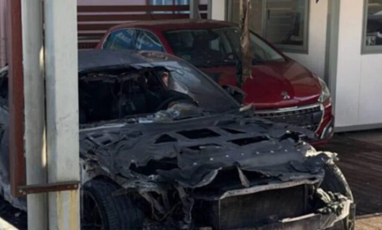 Πάτρα:-Φωτιά-σε-αυτοκίνητο-μέσα-σε-μάντρα-–-Άγνωστος-πέταξε-φωτοβολίδα-και-εξαφανίστηκε