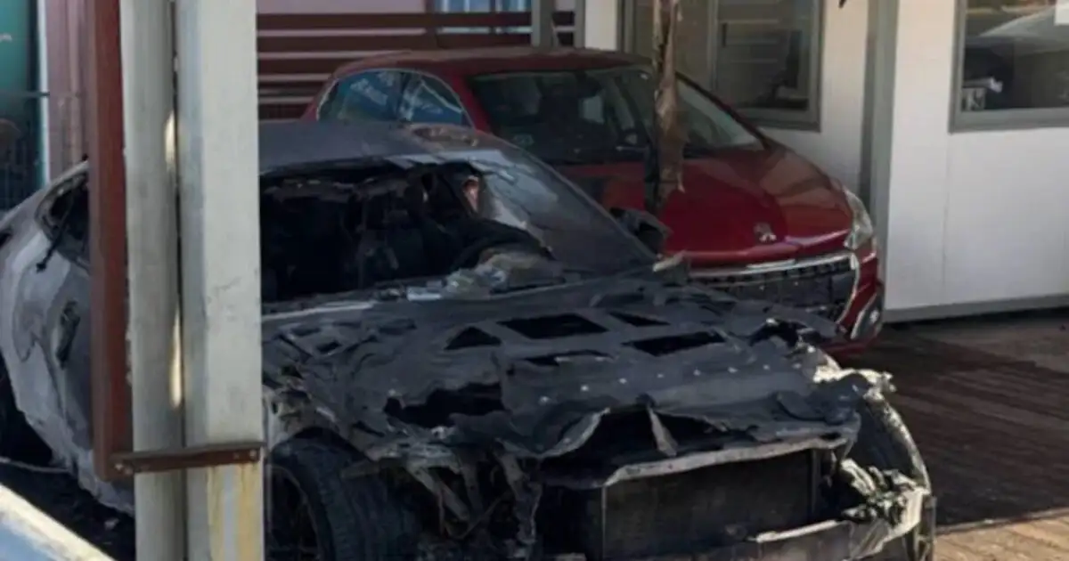 Πάτρα:-Φωτιά-σε-αυτοκίνητο-μέσα-σε-μάντρα-–-Άγνωστος-πέταξε-φωτοβολίδα-και-εξαφανίστηκε