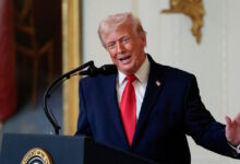 Η-εμμονή-του-Ντόναλντ-Τραμπ-να-προσφέρει-τα-ίδια-παπούτσια-στους-υπουργούς-του-–-«Αυτό-με-διασκεδάζει»