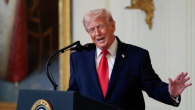 Η-εμμονή-του-Ντόναλντ-Τραμπ-να-προσφέρει-τα-ίδια-παπούτσια-στους-υπουργούς-του-–-«Αυτό-με-διασκεδάζει»