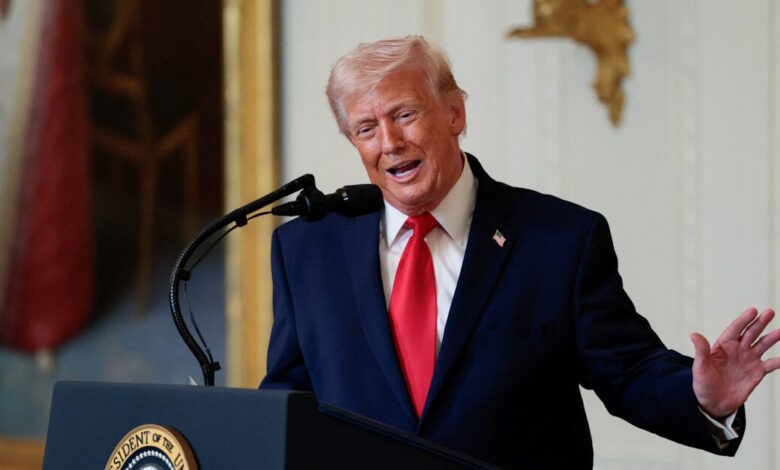 Η-εμμονή-του-Ντόναλντ-Τραμπ-να-προσφέρει-τα-ίδια-παπούτσια-στους-υπουργούς-του-–-«Αυτό-με-διασκεδάζει»