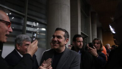 Επίθεση-Μωραΐτη-σε-Τσίπρα-για-ξεπατικωτούρα-συνθήματος-από-το-2023:-«Ας-τους-πει-κάποιος-ότι-δεν-είναι-αστείο»