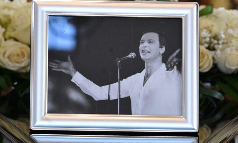 Γιώργος-Μαρίνος:-Το-στεφάνι-από-την-«Κατερίνα-του»-που-«ράγισε»-καρδιές-στην-κηδεία-του