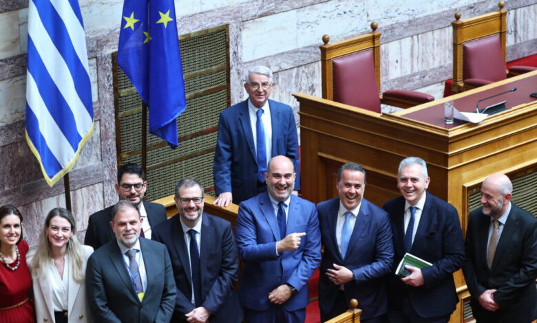 Υδρογονάνθρακες:-Κατά-πλειοψηφία-κυρώθηκαν-από-τη-Βουλή-οι-συμφωνίες-με-chevron-και-helleniq-energy-–-«Ιστορική-στιγμή-για-τη-χώρα»-δήλωσε-ο-Παπασταύρου