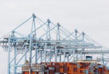 Ο-πόλεμος-στη-Μέση-Ανατολή-φέρνει-εκτόξευση-ναύλων-και-ακριβότερα-καύσιμα-–-Ναυτιλιακές-αλλάζουν-πορεία-και-επιβάλλουν-έκτακτες-χρεώσεις