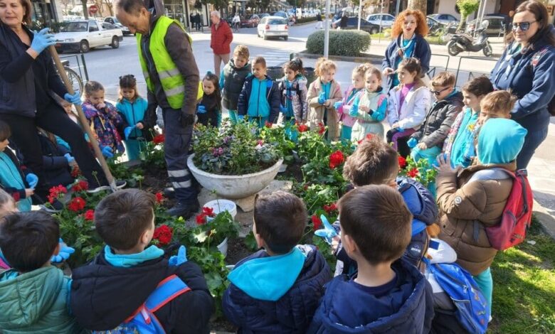 Ομόρφυνε-με-λουλούδια-η-πλατεία-Αγροτικής-Εξέγερσης,-με-συνεργασία-ΣΕΟ-–-Δήμου-Τρικκαίων