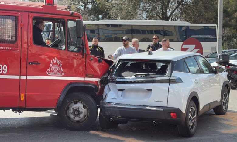 Καραμπόλα-4-αυτοκινήτων-με-πυροσβεστικό-όχημα-στην-Αθηνών-–-Ένας-τραυματίας,-δείτε-βίντεο