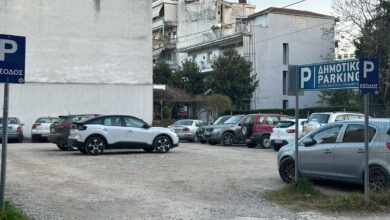 Τρίκαλα:-Λακκούβες-και-λάσπη-σε-πάρκινγκ-στο-κέντρο-της-πόλης
